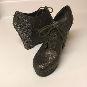 Gianni Bini Wedge Heel Shoe; Size 9M; Gold/Gray